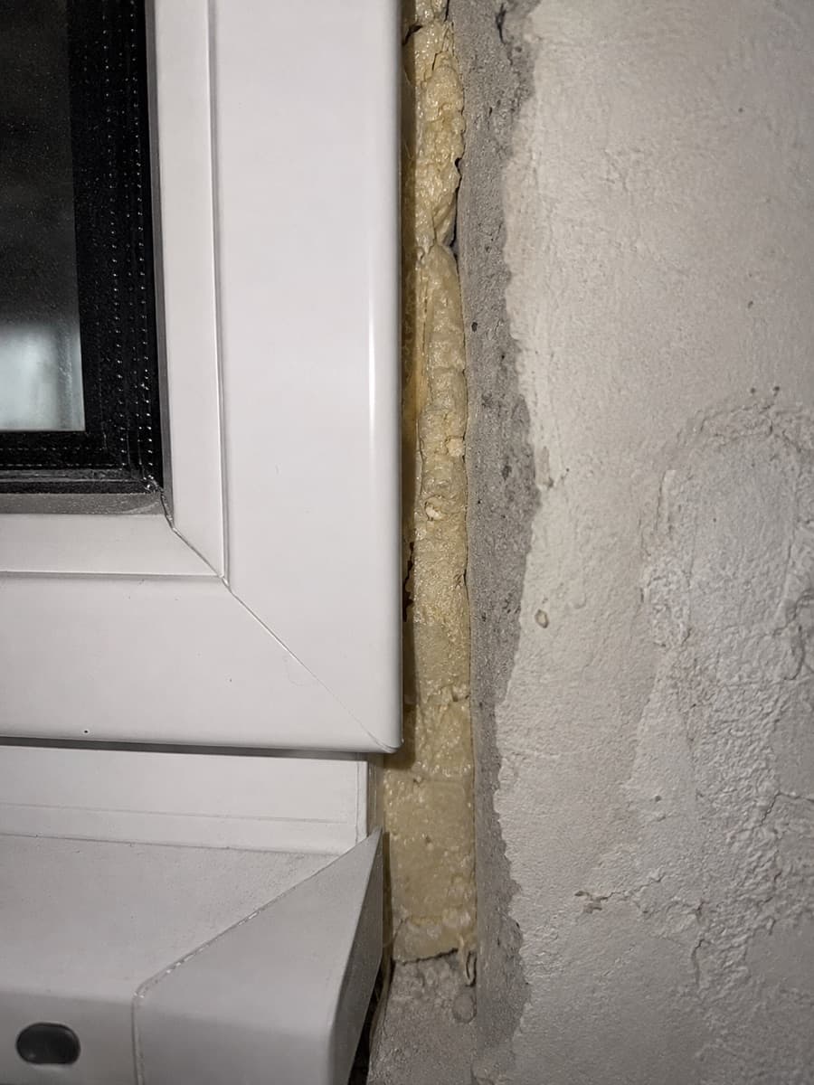 Ausschnitt einer Baustelle. Der Fehler wird erst sichtbar, wenn du aufdeckst.