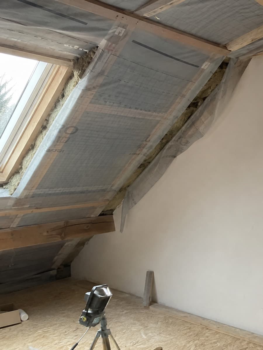 Ausschnitt einer Baustelle. Der Fehler wird erst sichtbar, wenn du aufdeckst.