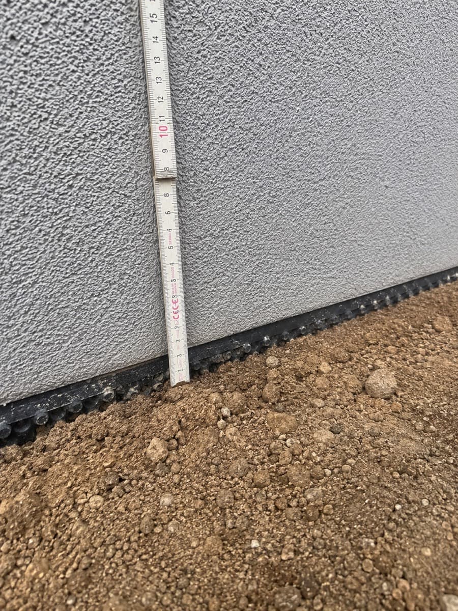 Ausschnitt einer Baustelle. Der Fehler wird erst sichtbar, wenn du aufdeckst.